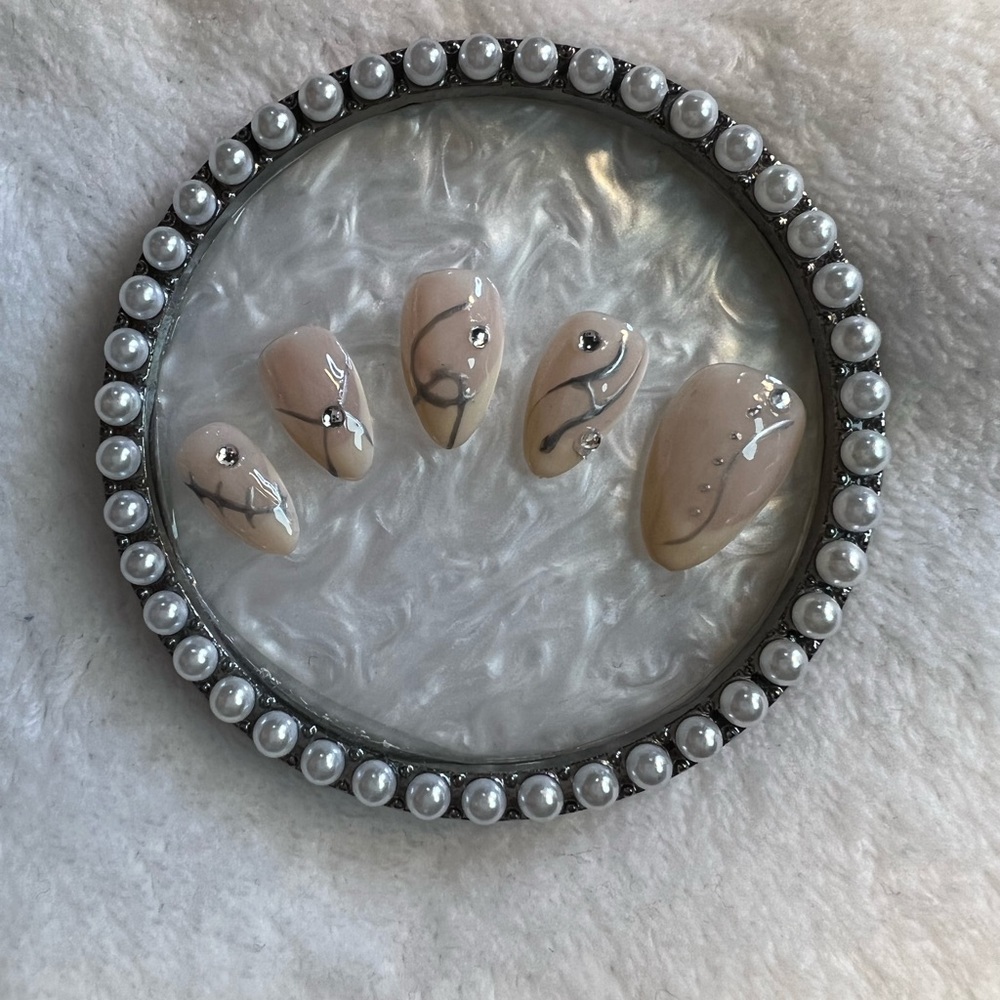 Press on nails - Picture 3 of 4